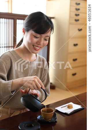 喝茶的女人 喝茶的女人 46051634