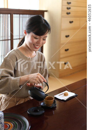 喝茶的女人 喝茶的女人 46051635