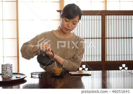 Woman drinking tea 46051641