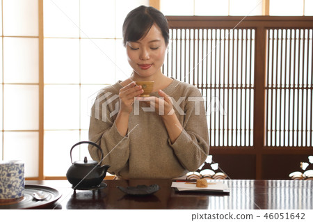 喝茶的女人 喝茶的女人 46051642