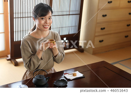 喝茶的女人 喝茶的女人 46051643