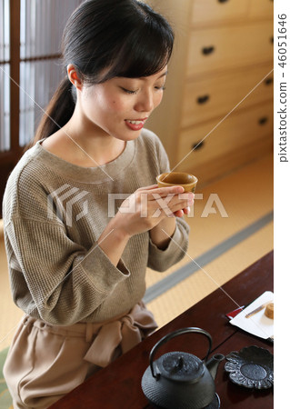 喝茶的女人 46051646