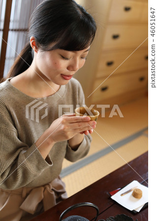 喝茶的女人 喝茶的女人 46051647