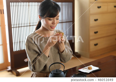 喝茶的女人 喝茶的女人 46051649