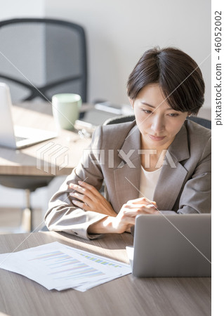 女性職業女性在工作中努力工作改革 46052002