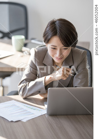 女性職業女性在工作中努力工作改革 46052004