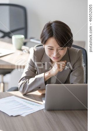 女性職業女性在工作中努力工作改革 46052005
