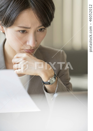 婦女官員職業婦女集中於與嚴肅的神色的工作 46052012