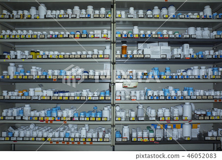 藥房充滿了許多藥物 46052083