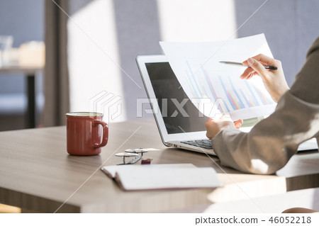 Female career woman who demonstrates ability by working style reform 46052218