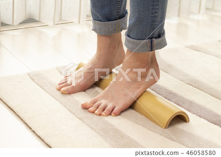 A woman who steps on a bamboo 46058580