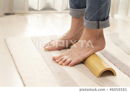 一個踩著竹子的女人 46058581