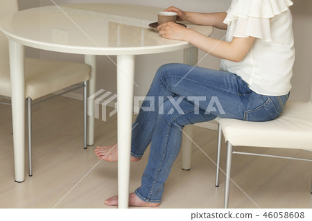 Women who cross legs Women who cross legs 46058608
