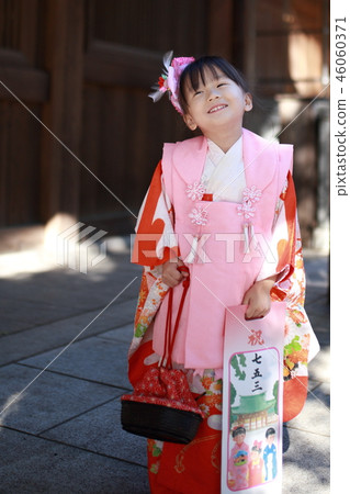 Seventy-three (Girls' events Shinto shrines and temples Copy space Kimono Japanese dress kimono Chitose memorial photo Parenting) 46060371