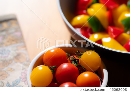 小胡椒背景切開了成在一個小碗Bokeh Placemat席子D的西紅柿 46062008
