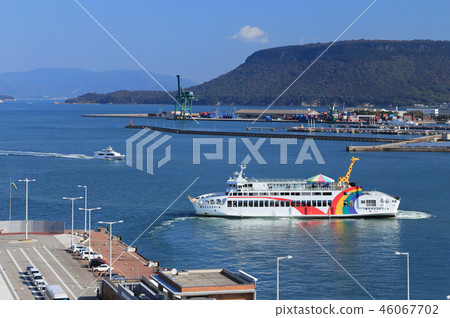 離開高松港渡輪碼頭的國際渡輪（背景是矢島） 46067702