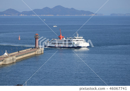高松港Tamamo防波堤燈塔和小豆島渡輪，Bisan Seto的Kotoshima 46067741