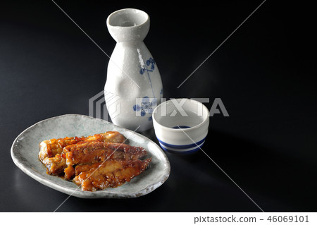 秋劍劍魚串和清酒(帶蒸汽) 秋劍劍魚串和清酒(帶蒸汽) 46069101