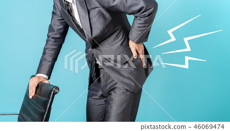 Men with low back pain 46069474