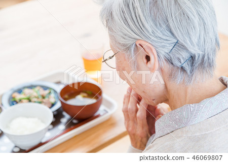 老人吃飯 46069807