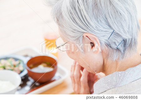 老人吃飯 46069808