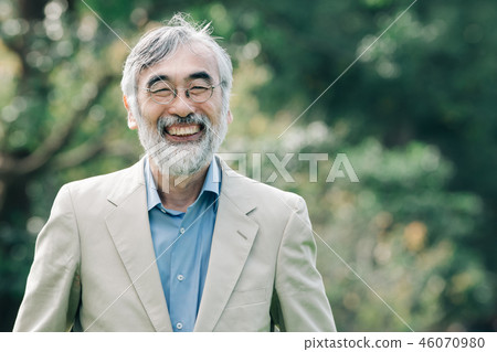 微笑的老人在公園 46070980