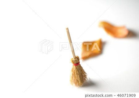 Broom and fallen leaves 46071909