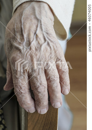 Closeup wrinkled hand Closeup wrinkled hand 46074005