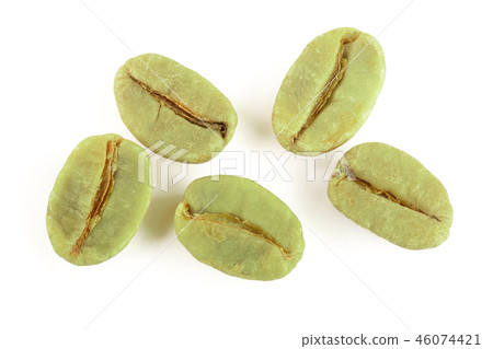green coffee beans isolated on white background close up. Top view. Flat lay 46074421