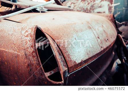 Old rusty car 46075572