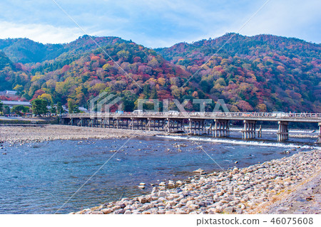 秋天京都渡月橋和Katsuragawa 秋天京都渡月橋和Katsuragawa 46075608