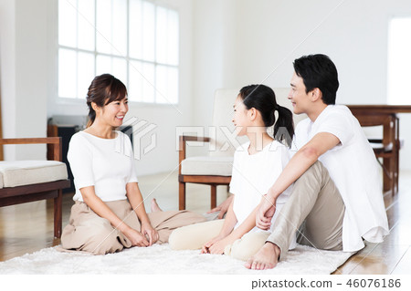 家庭父母和孩子家庭生活的女兒 46076186