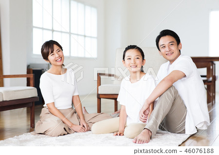 家庭父母和孩子家庭生活的女兒 46076188