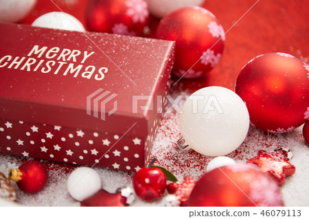 Red and white gift boxes on xmas background Red and white gift boxes on xmas background 46079113
