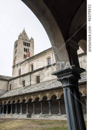 Aosta Centrosso教堂的走廊和鍾樓（Vall d'Aosta，意大利） 46079931