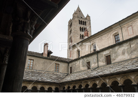 Aosta Centrosso教堂的走廊和鍾樓(Vall d'Aosta,意大利) Aosta Centrosso教堂的走廊和鍾樓(Vall d'Aosta,意大利) 46079932