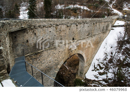 羅馬渡槽在奧斯塔山谷Pont del(Valle d'Aosta,意大利) 羅馬渡槽在奧斯塔山谷Pont del(Valle d'Aosta,意大利) 46079968