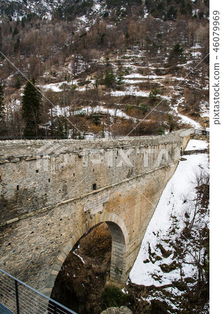 羅馬渡槽在奧斯塔山谷Pont del(Valle d'Aosta,意大利) 羅馬渡槽在奧斯塔山谷Pont del(Valle d'Aosta,意大利) 46079969