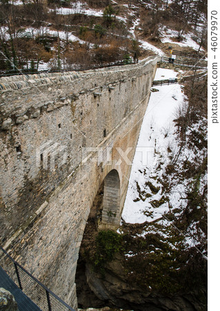 羅馬渡槽在奧斯塔山谷Pont del(Valle d'Aosta,意大利) 羅馬渡槽在奧斯塔山谷Pont del(Valle d'Aosta,意大利) 46079970