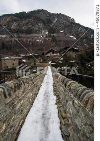 羅馬渡槽在奧斯塔山谷Pont del(Valle d'Aosta,意大利) 羅馬渡槽在奧斯塔山谷Pont del(Valle d'Aosta,意大利) 46079971