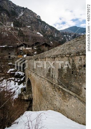 羅馬渡槽在奧斯塔山谷Pont del(Valle d'Aosta,意大利) 羅馬渡槽在奧斯塔山谷Pont del(Valle d'Aosta,意大利) 46079972