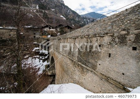 羅馬渡槽在奧斯塔山谷Pont del(Valle d'Aosta,意大利) 羅馬渡槽在奧斯塔山谷Pont del(Valle d'Aosta,意大利) 46079973