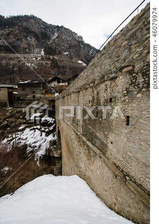 羅馬渡槽在奧斯塔山谷Pont del(Valle d'Aosta,意大利) 羅馬渡槽在奧斯塔山谷Pont del(Valle d'Aosta,意大利) 46079974