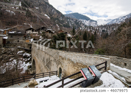 羅馬渡槽在奧斯塔山谷Pont del（Valle d'Aosta，意大利） 46079975