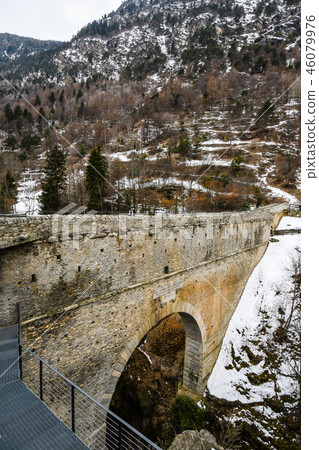 羅馬渡槽在奧斯塔山谷Pont del(Valle d'Aosta,意大利) 羅馬渡槽在奧斯塔山谷Pont del(Valle d'Aosta,意大利) 46079976