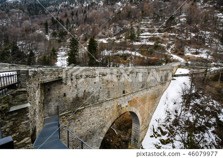羅馬渡槽在奧斯塔山谷Pont del（Valle d'Aosta，意大利） 46079977