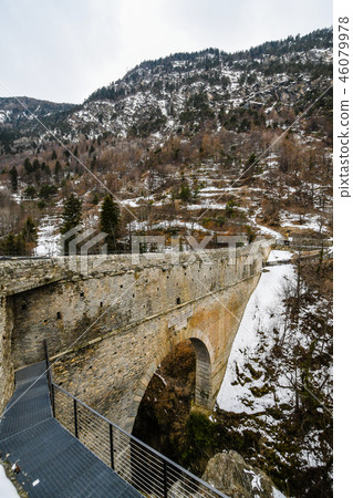 羅馬渡槽在奧斯塔山谷Pont del（Valle d'Aosta，意大利） 46079978