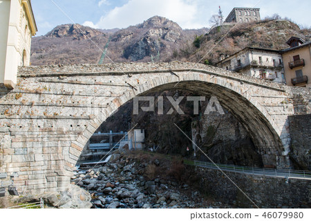 奧斯塔山谷羅馬橋Pont-Saint-Martin(意大利瓦萊達奧斯塔) 奧斯塔山谷羅馬橋Pont-Saint-Martin(意大利瓦萊達奧斯塔) 46079980
