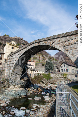 奧斯塔山谷羅馬橋Pont-Saint-Martin（意大利瓦萊達奧斯塔） 46079991
