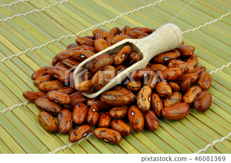 Brown pinto beans with wooden scoop 46081369